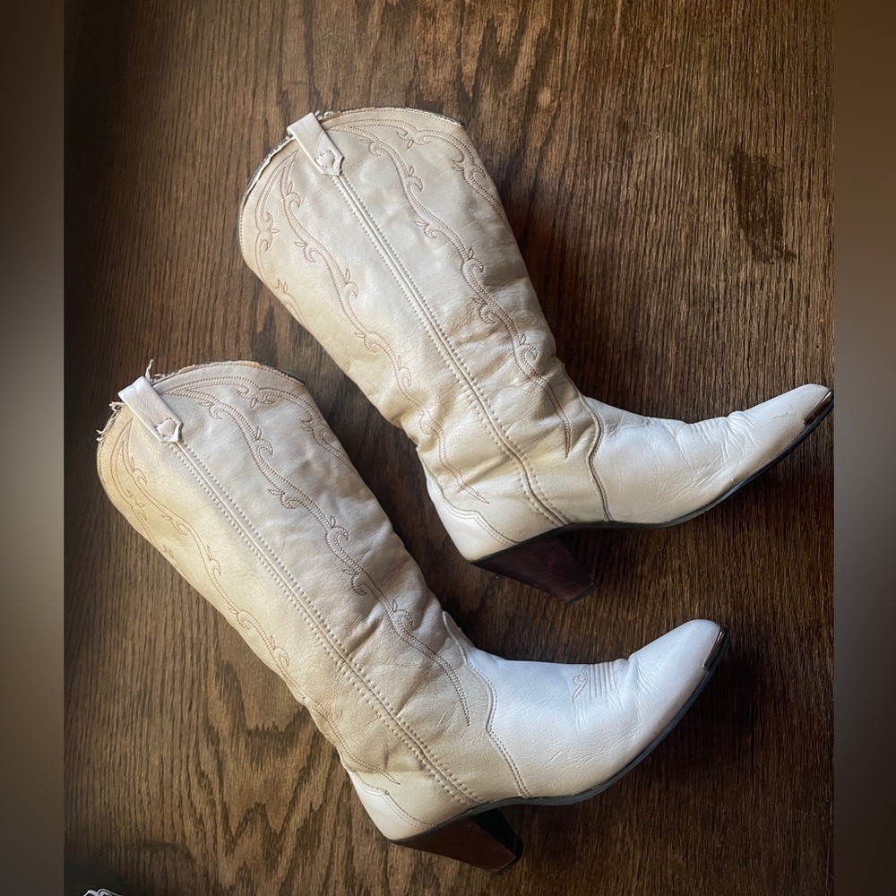 Vintage ACME white womens cowboy boots